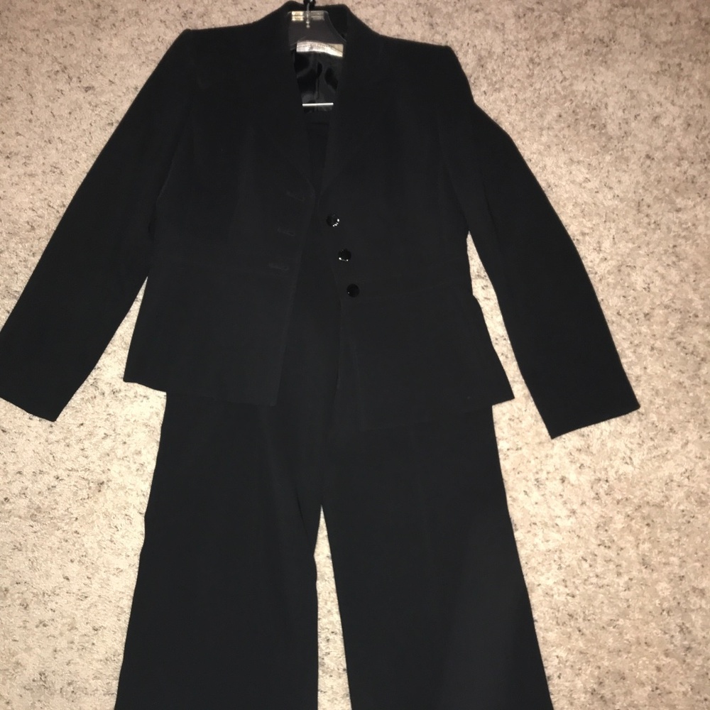 Gorgeous Black Suit. Size 6 petites, Jacket and slacks. Tahari brand